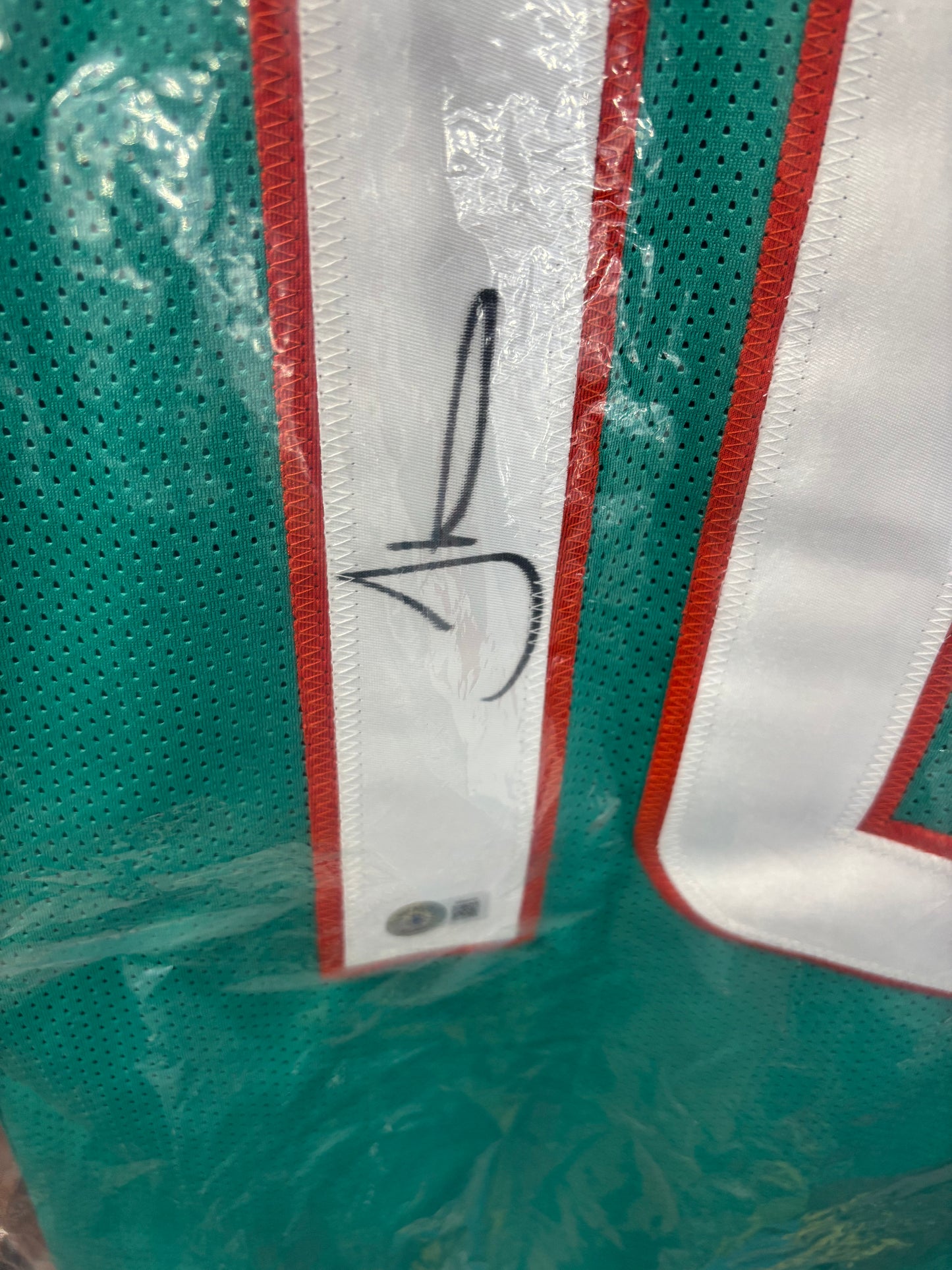 Tyreek Hill Signed XL Miami Dolphins Jersey with mint card and Beckett COA!